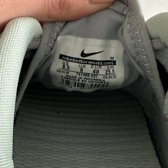 Nike Women’s Athletic Shoe Size 8.5 US Light Gray - Picture 9 of 10